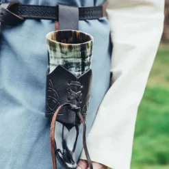 Leonardo Carbone Drinking Horn Holder Triquetra, Dark Brown 9 Leonardo Carbone Drinking Horn Holder Triquetra, Dark Brown -Renaissance and Tudor clothing Shop drinking horn holder triquetra dark brown 3